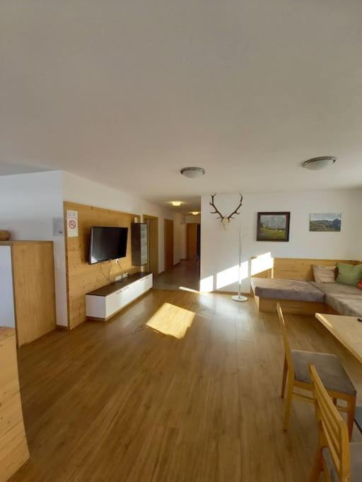 Grosszuegiges Apartment Georg Mayrhofen Barrierefrei Hollenzen エクステリア 写真