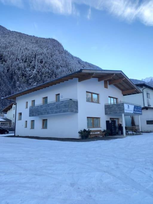 Grosszuegiges Apartment Georg Mayrhofen Barrierefrei Hollenzen エクステリア 写真