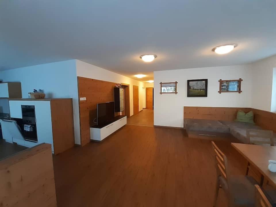 Grosszuegiges Apartment Georg Mayrhofen Barrierefrei Hollenzen エクステリア 写真